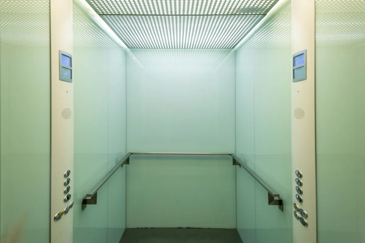Ein leerer Aufzug steht für den Transport von Kartons bereit