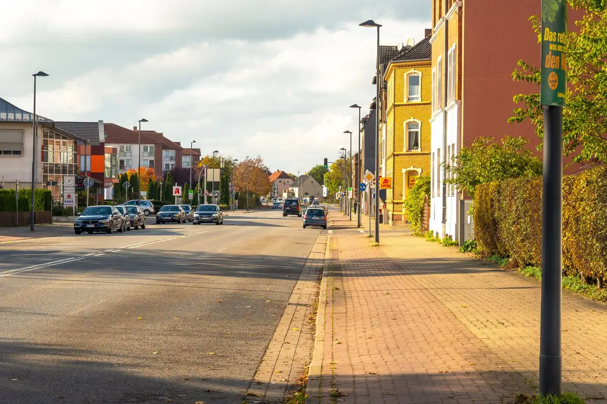 Eine ruhige deutsche Wohnstraße mit niedrigen Häusern und Geschäften